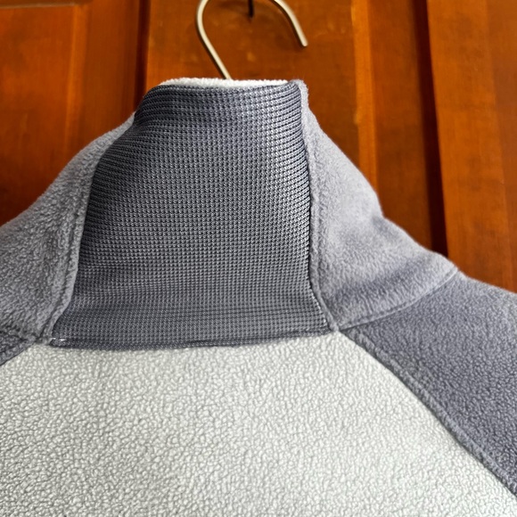 Columbia women’s size small lightweight fleece. Color bluish purplish grey - Picture 5 of 5